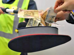 На Ставрополье фальшивый автоинспектор с помощью двух настоящих выманивал взятки у водителей