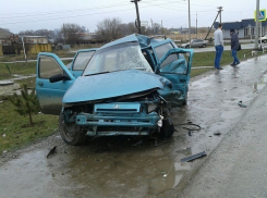 Водитель и пассажир погибли в страшном столкновении ВАЗ-2111 с КамАЗом под Ставрополем