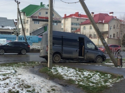 Маршрутка «снесла» светофор и дорожный знак после ДТП с иномаркой в Ставрополе