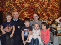 На Ставрополье полицейский вывел из горящего дома мать с четырьмя детьми