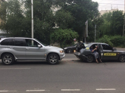 Разворотивший «Акценту» багажник BMW X5 даже не помял бампер в курьезном ДТП в Ставрополе