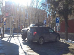 Паркуюсь как хочу: внедорожники заставили парковку для инвалидов около торгового центра Ставрополя