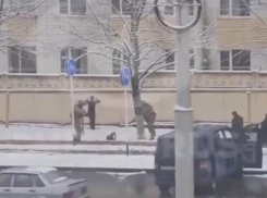 Подорвать машину офицера Минобороны РФ планировала 18-летняя девушка в Ставрополе: видео с задержания 