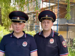 Кадры с места пожара от первого лица: как двое полицейских вывели жильцов из горящего дома в Ставрополе