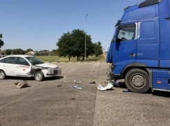 В ДТП с КАМАЗом и машиной скорой помощи на Ставрополье погиб 19-летний пациент