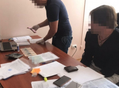 Директора школы в Минеральных Водах поймали на взятке в 28 тысяч рублей  