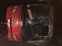 Пассажирский автобус перевернулся из-за порывистого ветра на ставропольской трассе
