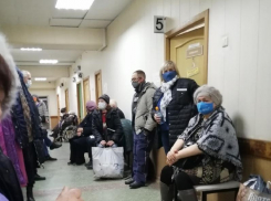 Порядковый номер 140: жители Михайловска жалуются на бешеные очереди к врачам