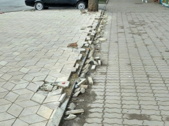 Брусчатка разваливается на тротуаре в центре Ставрополя