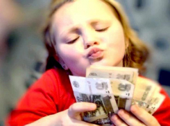 Количество семей получающих ежемесячные выплаты за первенца растет