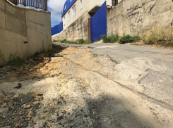 Жизнь жителей трех улиц оказалась в опасности из-за разрушенной строителями дороги в Ставрополе