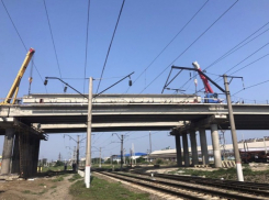 На новом путепроводе в Невинномысске ставят последнюю балку