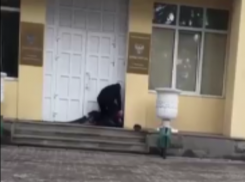 Стычка двух мужчин у дверей здания прокуратуры в Пятигорске попала на видео