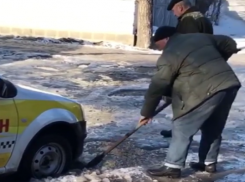 Такси застряло в яме посреди дороги на Ставрополье