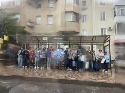Толпы людей на остановках и 10-балльные пробки замечены в Ставрополе из-за ливня 