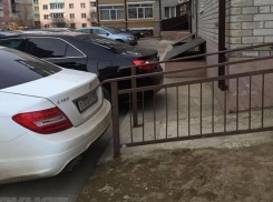 Водитель «Мерседеса» имел право припарковать машину на сфотографированном месте в Ставрополе
