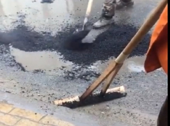 «Наношвабры» при укладке дорожниками асфальта в лужи попали на видео в Ставрополе 