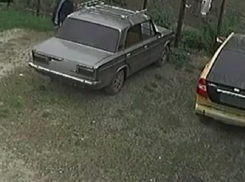 Неудачные попытки угонщика разбить стекло ВАЗа в Невинномысске попали на видео