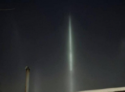 Световые столбы в небе над Минеральными Водами: редкое явление попало на видео