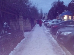 В ледовый каток превратился тротуар к онкодиспансеру в Ставрополе 