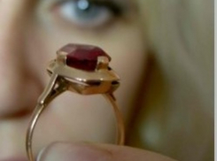 Оставшаяся в одиночестве коварная гостья украла у подруги «ювелирки» на 30 тысяч рублей в Ставропольском крае