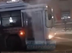 В Ставрополе возле ЦУМа загорелся троллейбус 