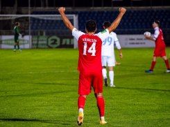 У лидеров юбилейные победы, «Ротор» опять проиграл: подводим итоги 14 тура футбольного первенства