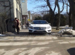 Паркуюсь как хочу: «Мерседес» с крутыми номерами перекрыл дорогу в центре Ставрополя