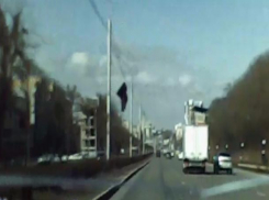 Оторванная ураганным ветром крыша свалилась на движущийся по улице Доваторцев автомобиль в Ставрополе