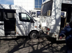 80-летняя пассажирка маршрутки серьезно пострадала в тройном ДТП в Ставрополе