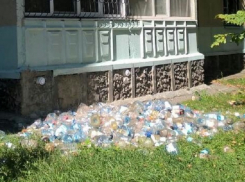 «Пластиковую свалку» устроили жители одного из домов Ставрополя под окнами своих соседей