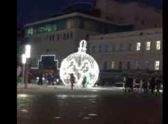 Новогодний арт-объект украсил Александровскую площадь в Ставрополе