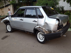 Уходивший от полицейской погони водитель «влетел» на раскуроченном ВАЗе во двор в Ставрополе и убежал