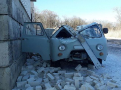 Кирпичную стену сдуло ветром на припаркованное рядом авто в Ставрополе 