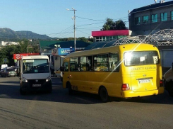 Поговорить с другом на «встречке» решил водитель автобуса с пассажирами в Кисловодске 