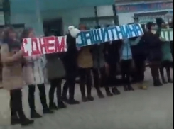 Трогательное поздравление водителям от девушек попало на видео на Ставрополье 