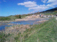 Девушка утонула в озере Кисловодска на скатившемся в воду автомобиле