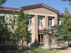 Разъяренный судебным решением мужчина открыл стрельбу возле здания суда на Ставрополье