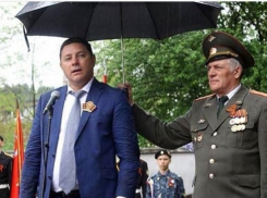 «Хорошо не ветеран над ним зонтик держит»: мэру Кисловодска привели в пример Путина во время дождя на День Победы