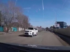 Дерзкий водитель «Лексуса» с крутыми номерами в Пятигорске попал на видео