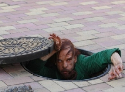 Бездомный мужчина провалился в канализационный люк в Ставропольском крае