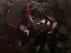 Агрессивная потасовка парней с сотрудниками полиции в Ставрополе попала на видео