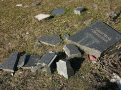 Вандалы разгромили кладбище на Ставрополье