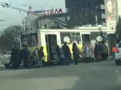 Пассажирам пришлось толкать остановившийся на дороге троллейбус в Ставрополе 