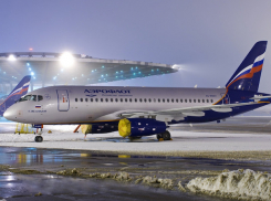 Вылетевшему в Ставрополь лайнеру SuperJet оторвало обшивку двигателя