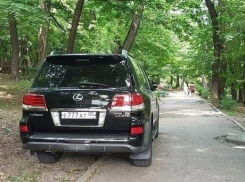 Оставленный в парке «Лексус» с дагестанскими номерами возмутил жителей Ставрополья 