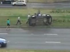 Серьезную аварию с перевернувшейся иномаркой на Кулакова сняли на видео в Ставрополе