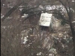 Грузовики много лет выкидывают мусор в реку за домом, - житель Ставрополя 