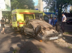 Автомобиль перевернулся от мощного столкновения в центре Ставрополя