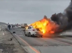 Два человека пострадали при возгорании автомобиля на трассе возле Железноводска 